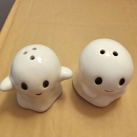Mini Ghost Salt and Pepper Shakers - Picture 2 of 3